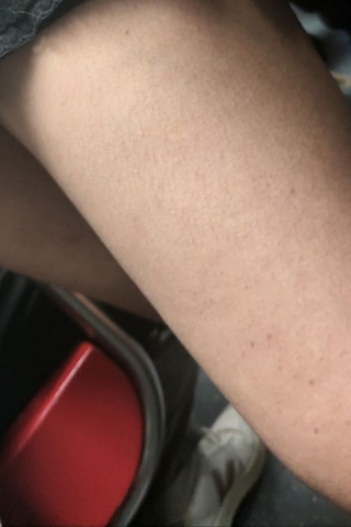 ct029【独家原创】当着coser的面mo闺蜜的美腿到手颤抖