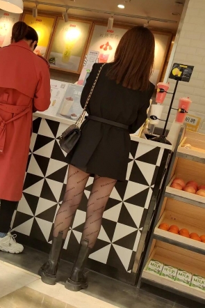 4k街拍买东西的巴黎世家黑丝美女