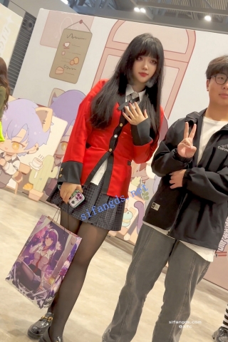 trump1260【KFC】JK制服学生妹·长得挺漂亮·黑色丝袜粉色内·翘起屁股拍