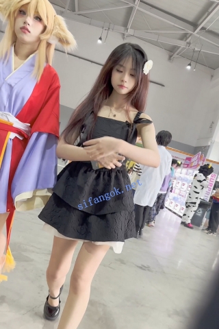 trump1345【KFC】精神小妹和闺蜜逛街·短裙淡灰色内内前后CD