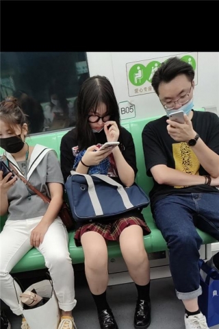 TK427-投稿 原创[重磅][JK]绝对好撸！地铁没穿底裤的JK格子裙