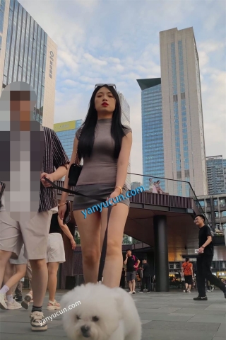 XM369灰色包臀裙美女牵着小狗和男朋友逛街，黑色窄内