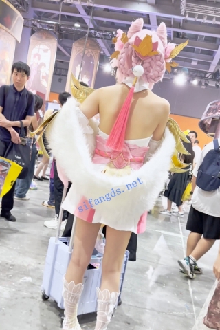 trump1166【KFC】COSER和闺蜜逛街拍照。粉色短裙白内翘屁股CD