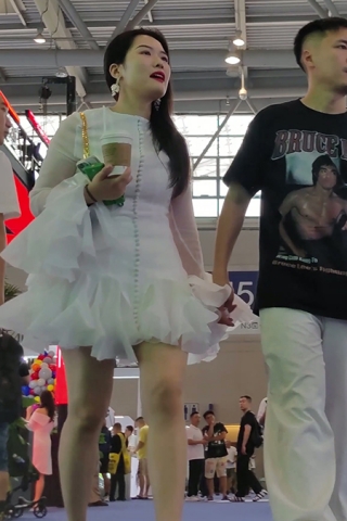 XM171白色连衣裙少妇参加展会，白色内内