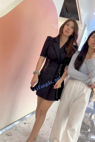 trump1213【KFC】长裙少妇和闺蜜逛街·肉丝袜粉色半透明内内·边走边CD