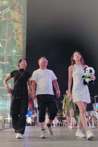 XM241白色连衣裙小姐姐和朋友逛街，黑色白边窄内