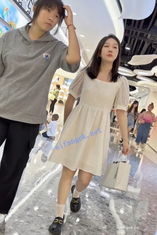 trump1327【KFC】少妇和闺蜜逛街·白色长裙下穿着黄色骚窄内·前面够黑