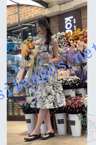 ⭐⭐【KKCD㊙️】3256-高颜值长裙靓女打卡拍照，抄底黑内内