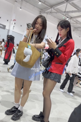 trump1118【KFC】制服JK学生妹逛街。超短的裙子遮不住油光黑丝粉内