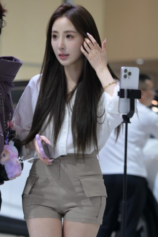 4k街拍绝美车站主持热裤高跟