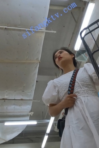 kc265（空城原创）和家人逛超市的美艳白裙少妇，穿着紫NN