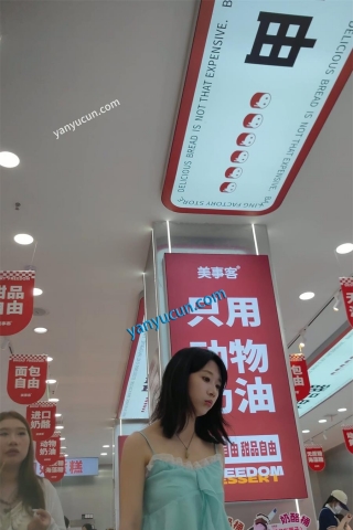 XM398蓝白连衣裙清纯小姐姐和闺蜜逛夜市，白色内内