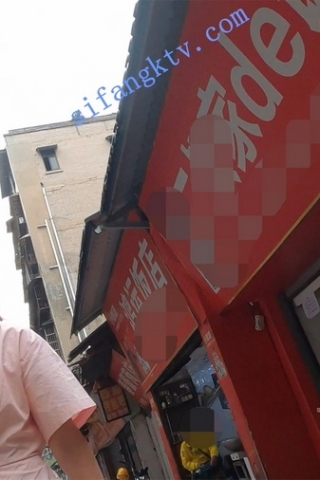 kc315（空城原创）带孩子回家的粉裙肉臀少妇，弯腰抱孩子被C