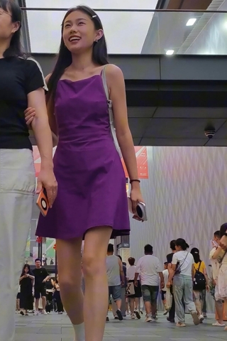 XM053紫色连衣裙小姐姐和家人出来逛街拍照，白色内内
