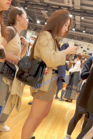 trump1271【KFC】短裙靓女独自逛街·白色内内前后CD