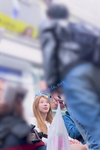 【日产精选】019两位丁字裤美女。百褶裙被吹起完全露出