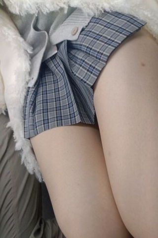 mt027【独家原创】女生毛大衣下的短裙白嫩长腿