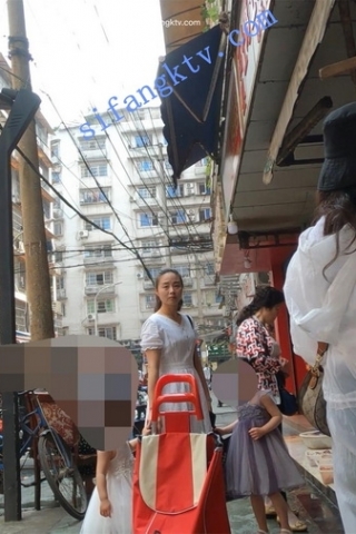 kc268（空城原创）等着现杀活鸭的白长裙少妇，半透明紫N肉臀