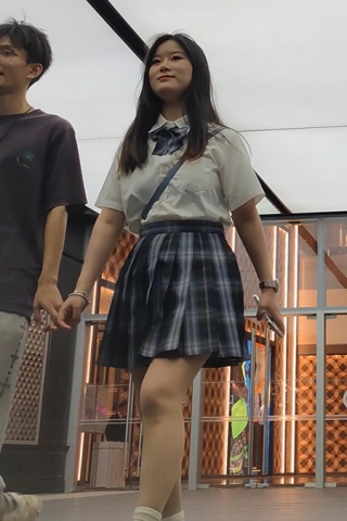 XM105JK肉色丝袜小姐姐和男朋友逛街，黑色内