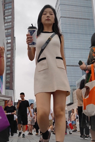 XM063米白色连衣裙小姐姐一个人逛街，黑色内内