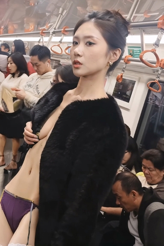 瘦高个美女在众人面前秀身材5mgyznzds