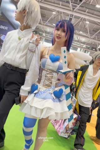 trump1123【KFC】短裙COSER和男友逛街。微胖白色透明内前后CD