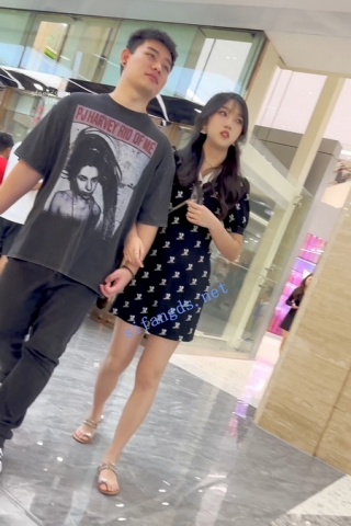 trump1226【KFC】黑色长裙靓女和男友逛街。纯白色内内全程跟拍