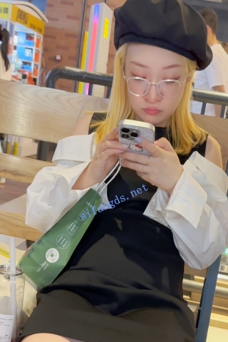 trump981【KFC】靓女专心学习网络穿搭，半透内翘屁股给你看黑森林