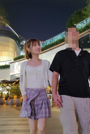 XM711紫色超短裙小姐姐和男朋友逛街买衣服，蓝色内内