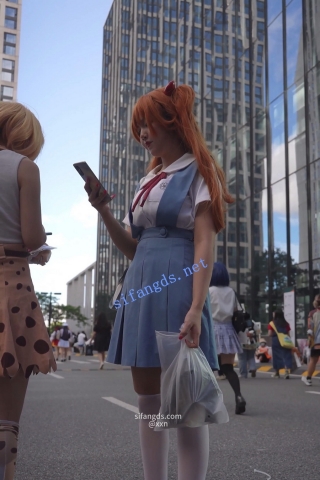 【xxn-235】明日香校服cos小姐姐..可爱草莓内裤跟进地铁拍