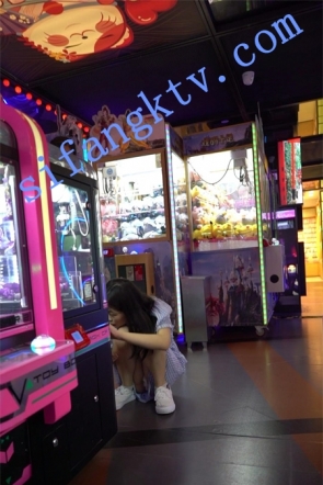 【YZWCD】YC372学生妹蹲下夹娃娃走光！性感的水果骚窄N！