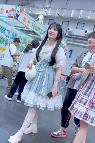 trump1286【KFC】大耳狗洛丽塔学妹拍照·透明内裤各种姿势露出黑森林