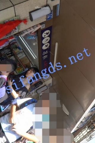 kc1255（空城原创）黑裙微胖少妇接孩子放学，银灰透明N紧裹肥臀