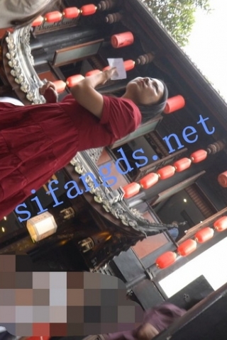 kc1294（空城原创）红裙少妇和家人逛街，干净天蓝NN包裹肉臀