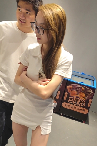 XM101白色连衣裙高跟凉鞋极品戴眼镜美女，白色内内