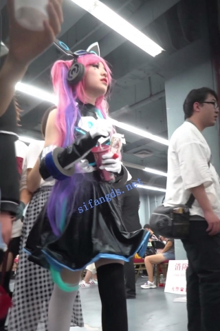 【xxn-142】安琪拉cos小姐姐逛街..卡通内多次弯腰前后拍