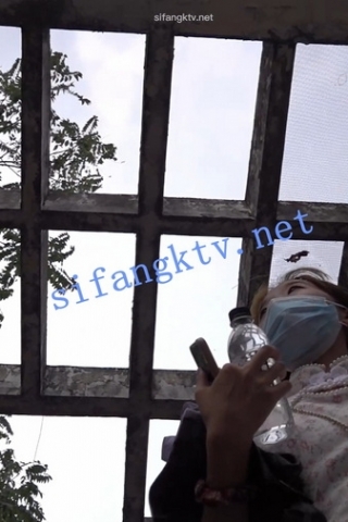 kc495（空城原创）花短旗袍漂亮妹子，岔开双腿漏出格子NN