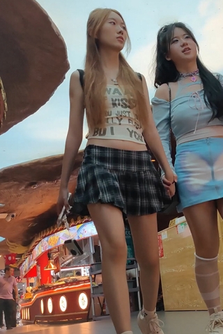 XM082JK美女和闺蜜出来旅游，黑色内内带翅膀可惜那个是打底裤