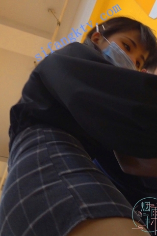 kc77（空城原创）CD陪男友逛超市的格子短裙可爱妹子