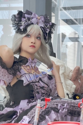 trump1249【KFC】洛丽塔学生妹逛街·黑丝袜掉档了·翘起屁股差点坐相机