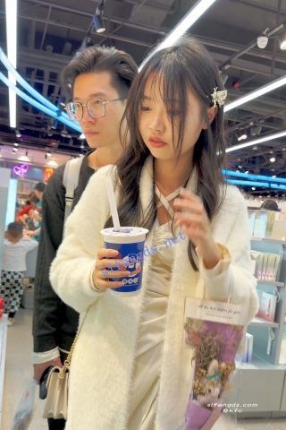 trump1307【KFC】学生妹和男友逛街·厚披风里面藏着性感短裙·微透白内