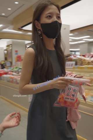 (BC-AA-467)气质长裙少妇逛街..大幅岔开双腿被抄底格子内裤