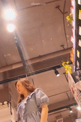 kc1548（空城原创）条纹连衣裙少妇逛超市，肉色透明N包裹肉臀