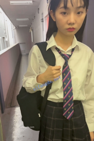 【日产精选】040牛B大神居民电梯12次抄底反差学生妹