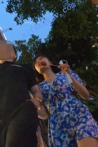 kc361（空城原创）和男友逛夜市的花裙妹子，淡灰色NN