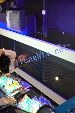 kc847（空城原创）黑裙少妇带孩子游戏厅玩，米白N夹翅膀