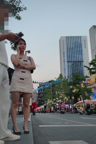 XM385白色连衣裙美女和男朋友路边等车，抄底白色窄内