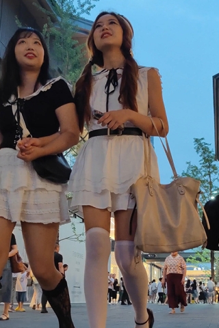 XM074白色连衣裙双马尾白色小姐姐和闺蜜逛街，绿色内