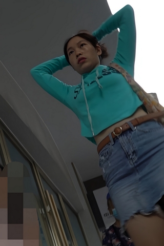 kc1016接孩子放学的牛仔裙少妇，微透粉N