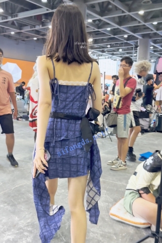 trump1175【KFC】身材不错的学生妹逛街。娃娃脸翘起腿给看粉色窄内